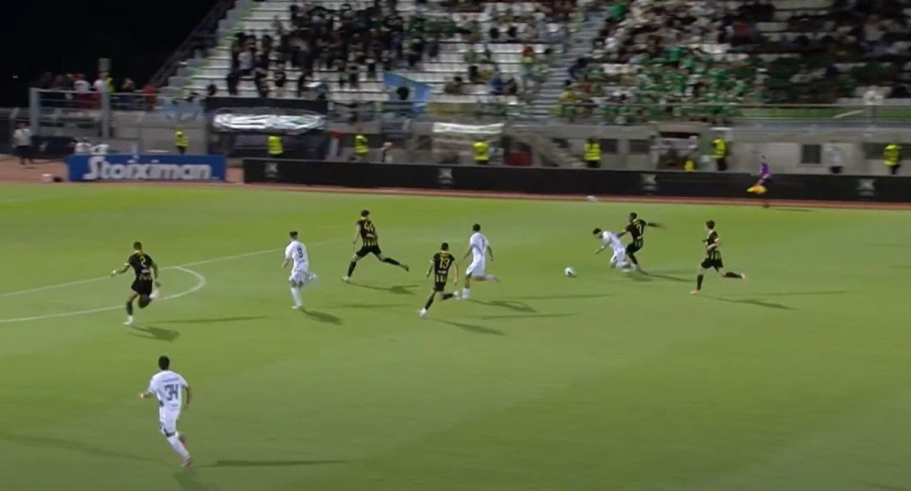 Η επίμαχη φάση στο Λεβαδειακός-ΑΕΚ / Screenshot