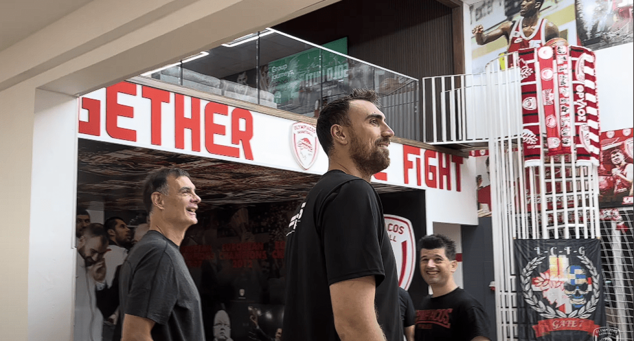 Ο Γιώργος Μπαρτζώκας και ο Νίκολα Μιλουτίνοφ στο «μικρό ΣΕΦ» / Πηγή: Printscreen