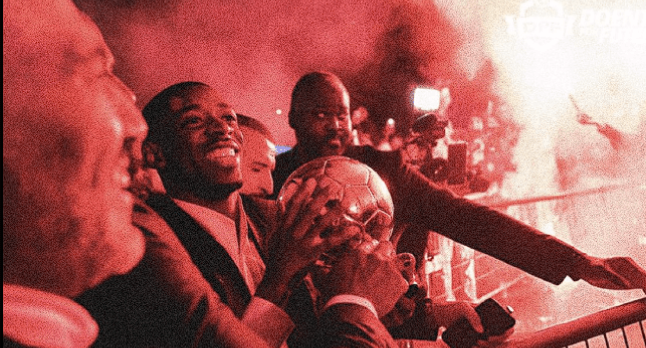 O Nτεμπελέ με το βραβείο του / Πηγή: Printscreen