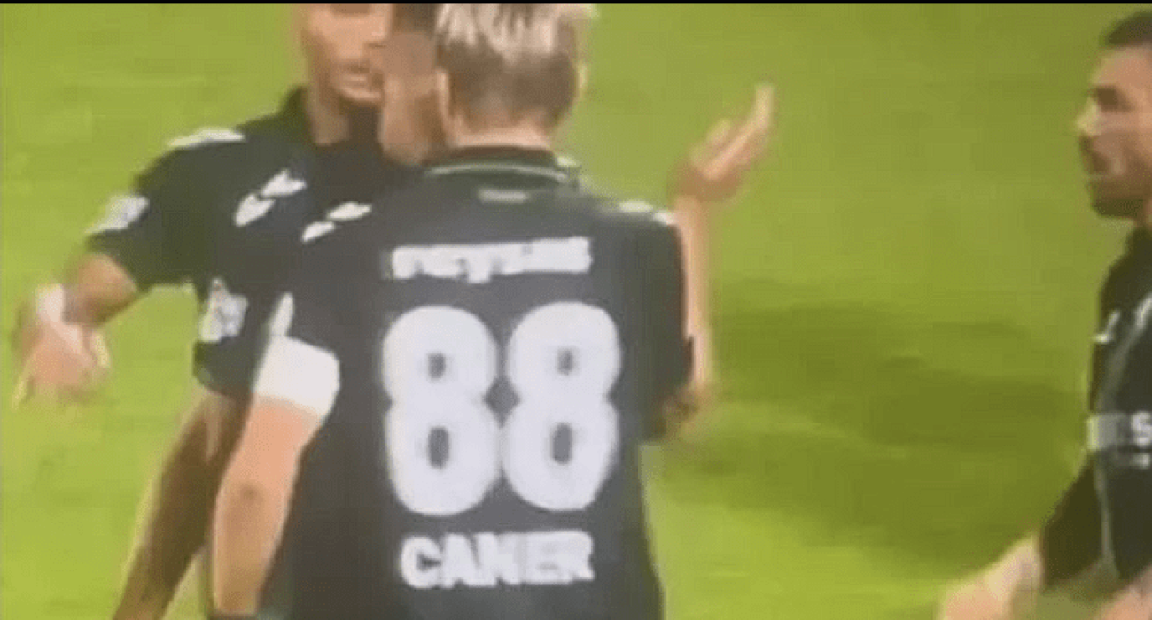 Η στιγμή της έντασης μεταξύ των παικτών της Σακάριασπορ / Πηγή: Printscreen