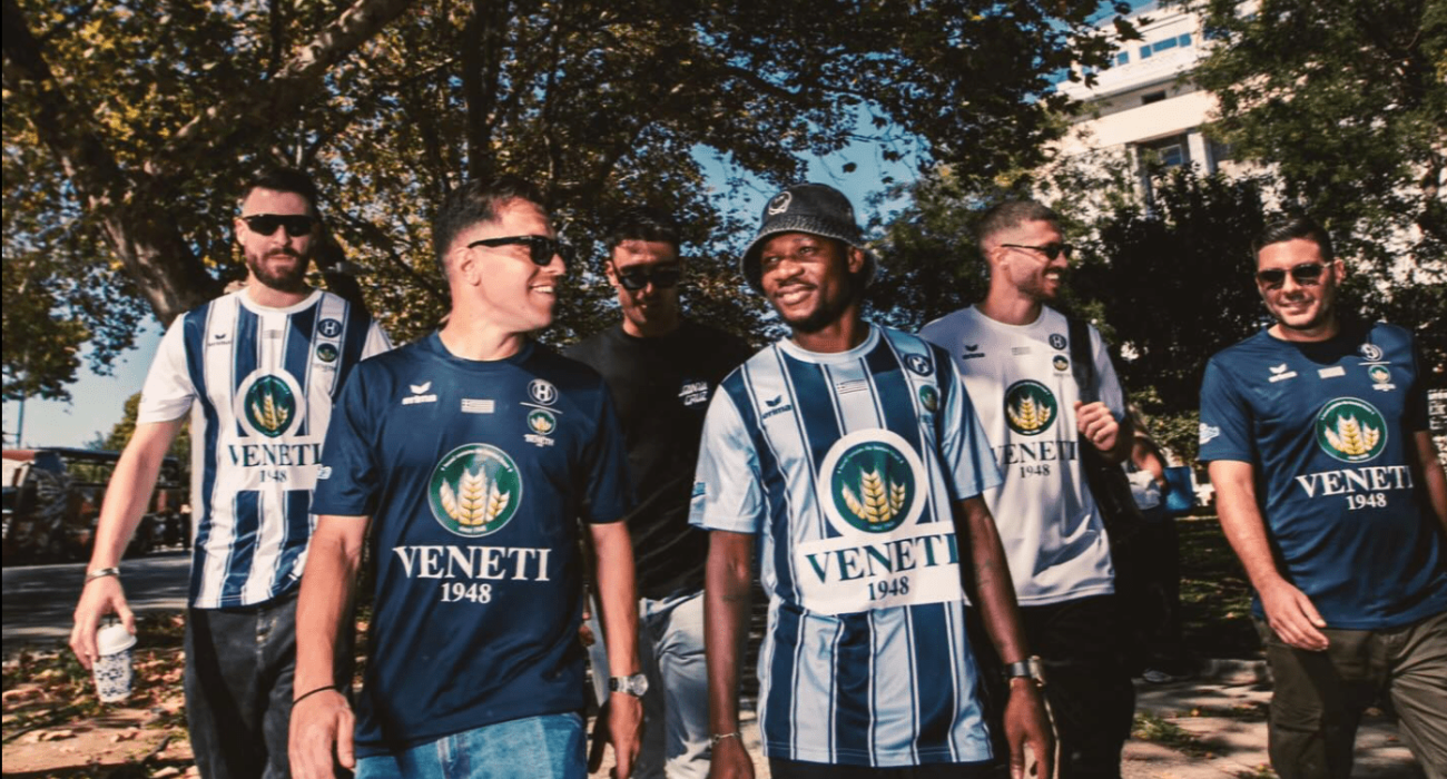 Οι παίκτες του Ηρακλή με τις νέες φανέλες / Πηγή: Iraklis FC