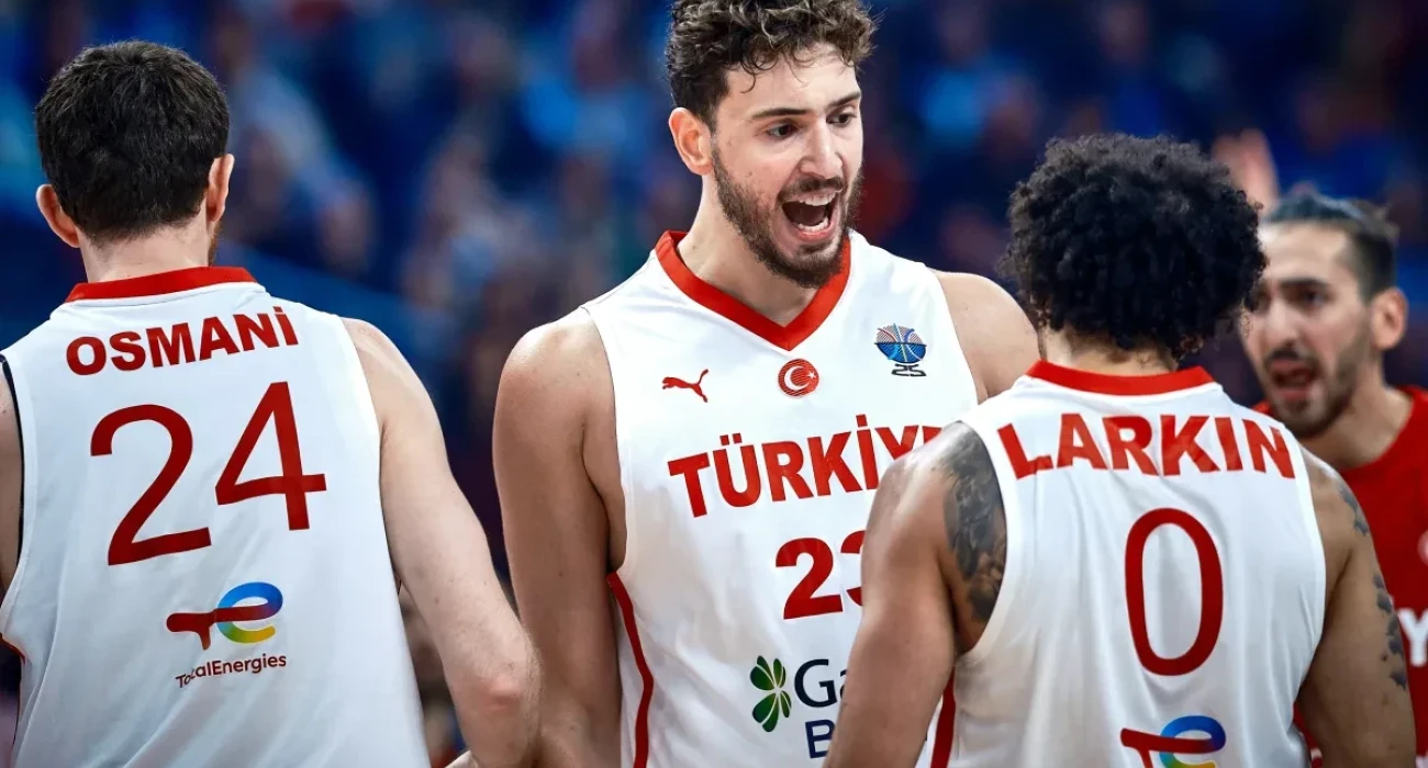 Ο Αλπερέν Σενγκούν πανηγυρίζει μαζί με τον Σέιν Λάρκιν και τον Ερτσάν Οσμάνι/Πηγή: FIBA