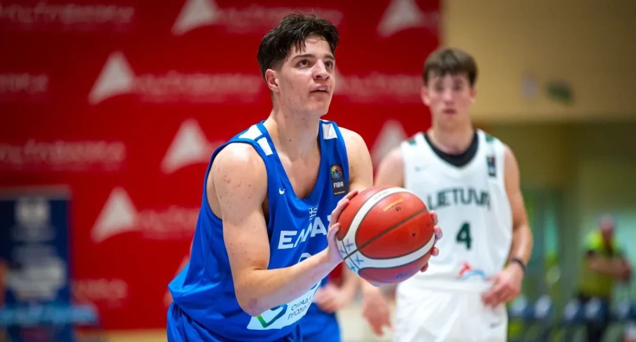 Ο Νικόλας Σερμπέζης με τη φανέλα της Εθνικής Εφήβων