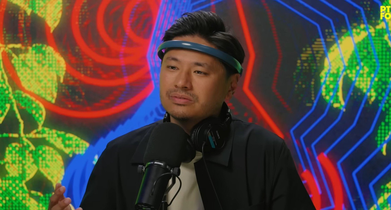 Ο δημοσιογράφος Πάμπλο Τόρες που αποκάλυψε το θέμα με την BrainCo και τους αθλητές δοκιμάζει τα... επίμαχα ακουστικά / Screenshot