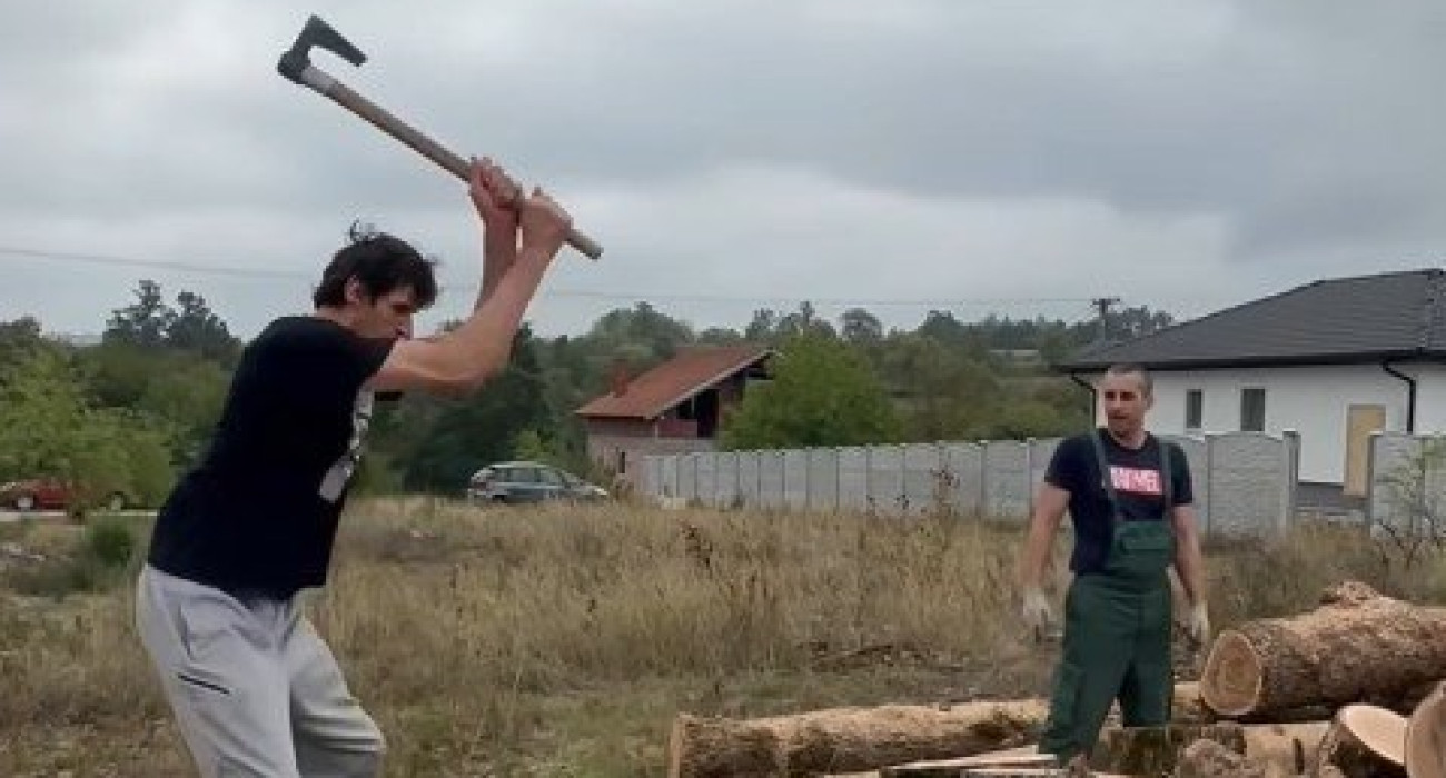 Ο Μπόμπαν Μαριάνοβιτς κόβει ξύλα με χάρη και στυλ / Screenshot