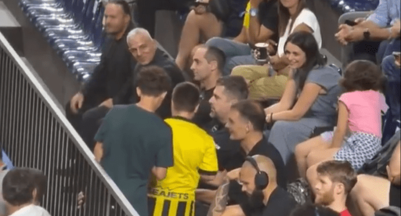 Ο Γιώργος Μπαρτζώκας φωτογραφίζεται με μικρό φίλο της ΑΕΚ