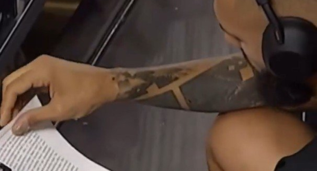 Ο Εβάν Φουρνιέ διαβάζει το βιβλίο του στη Ρόδο / Screenshot