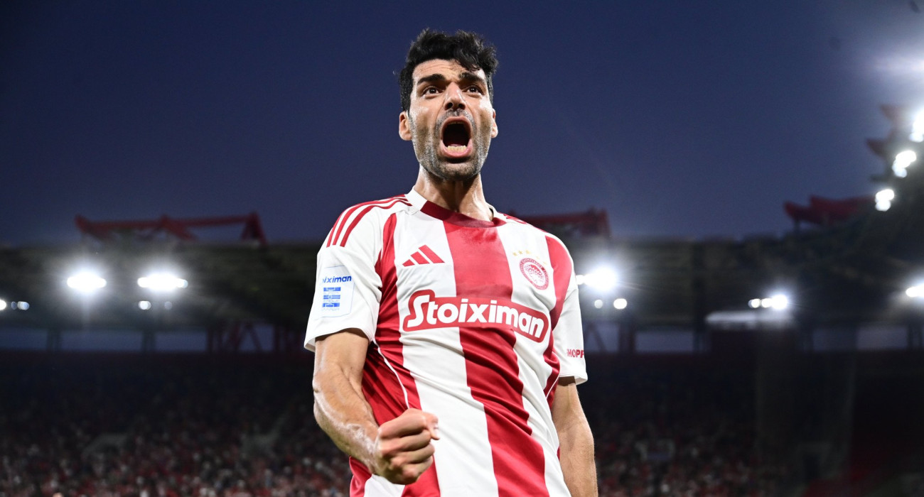 Ο Μεχντί Ταρέμι πανηγυρίζει με την φανέλα του Ολυμπιακού/Πηγή: Eurokinissi