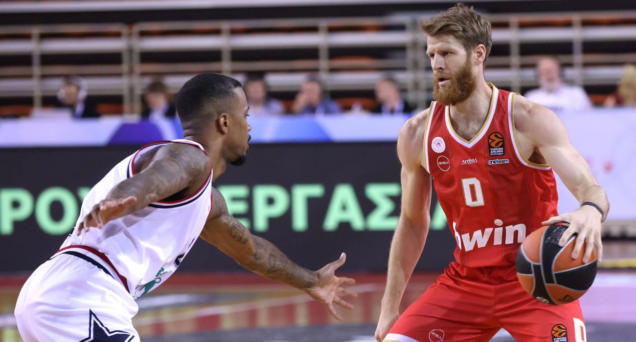 Ο Τόμας Γουόκαπ κατά τη διάρκεια του αγώνα του Ολυμπιακού με την Αρμάνι/Πηγή: Intime