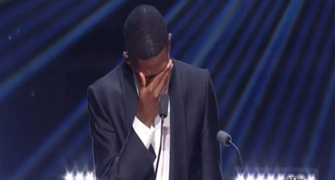 Ο Ουσμάν Ντεμπελέ κατά την απονομή της «Χρυσής Μπάλας» / Πηγή: Printscreen