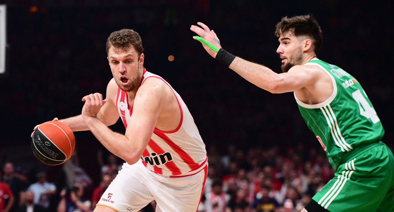 Ο Σάσα Βεζένκοφ με την φανέλα του Ολυμπιακού/Πηγή: Eurokinissi