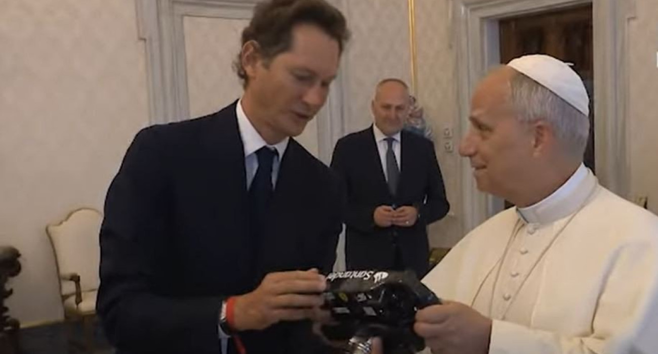 Ο πρόεδρος της Ferrari χάρισε στον Πάπα της Ρώμης τιμόνι από μονοθέσιο της ιταλικής ομάδας (video)