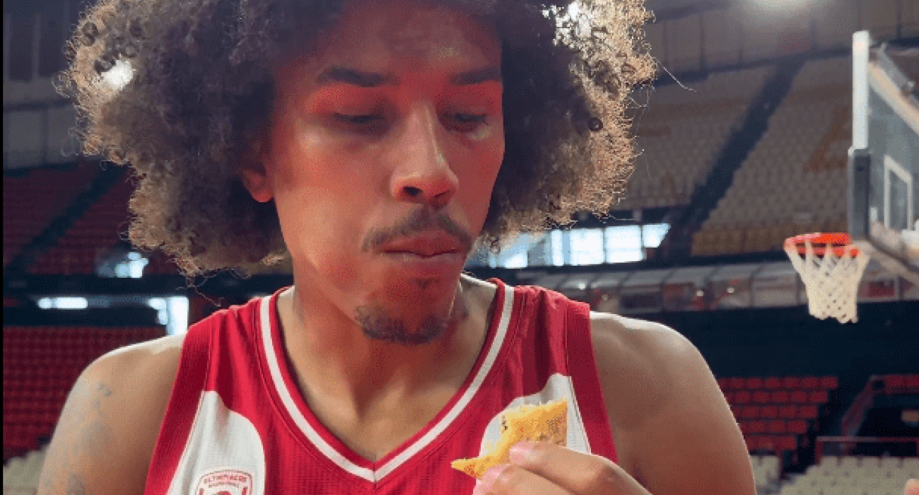 Ο Τάισον Γουόρντ με τη φανέλα του Ολυμπιακού