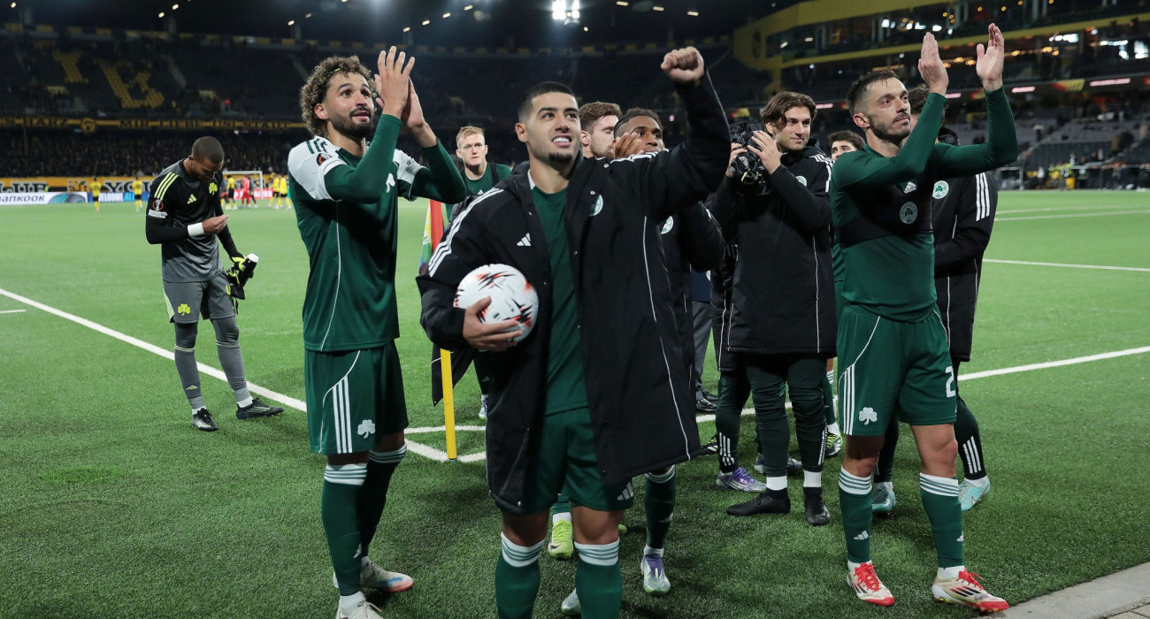 Ο Ανάς Ζαρουρί με την μπάλα του αγώνα κόντρα στη Γιούνγκ Μπόις - ΠΗΓΗ: Eurokinissi