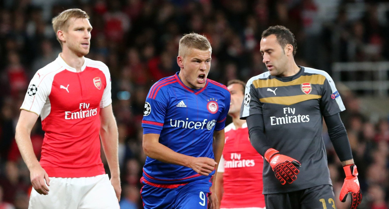 Ο Φινμπόγκασον πανηγυρίζει το γκολ του Ολυμπιακού με την Άρσεναλ το 2015 / Πηγή: Eurokinissi