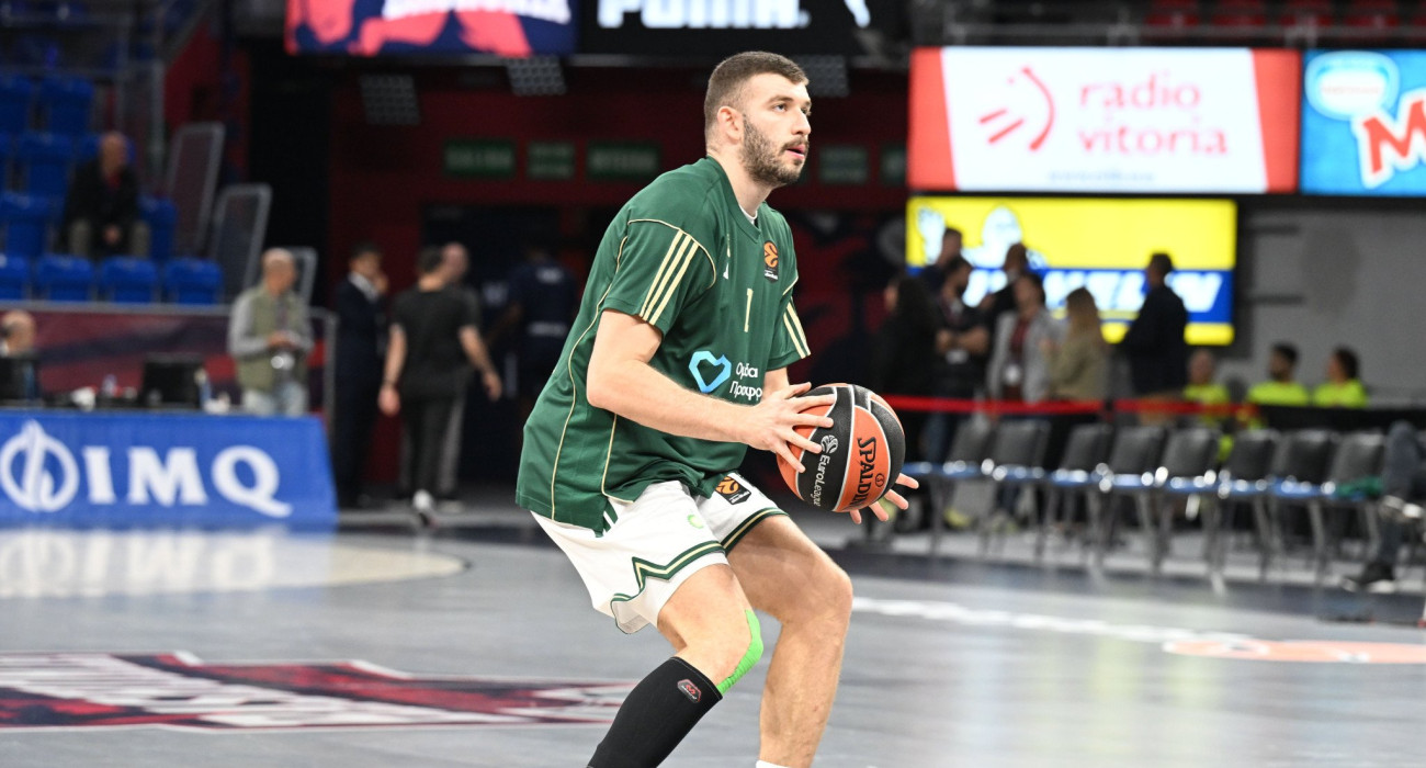 Ο Νίκος Ρογκαβόπουλος στο ζέσταμά του στην «Buesa Arena», πριν το παιχνίδι του Παναθηναϊκού με την Μπασκόνια, Πηγή: Vaggelis Stolis