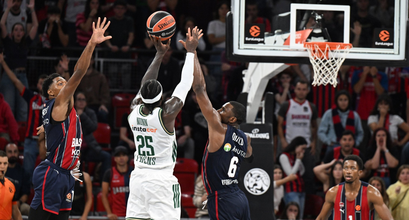 Ο Ναν τη στιγμή που σουτάρει και... κερδίζει μόνος του τους Βάσκους / Πηγή: Βαγγέλης Στόλης