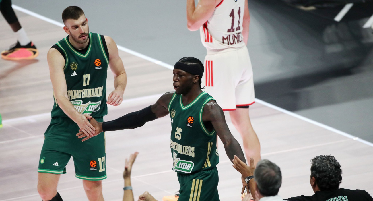 Ο Κέντρικ Ναν απολαμβάνει την αποθέωση του Ρογκαβόπουλου και των φίλων του Παναθηναϊκού / Πηγή: Eurokinissi