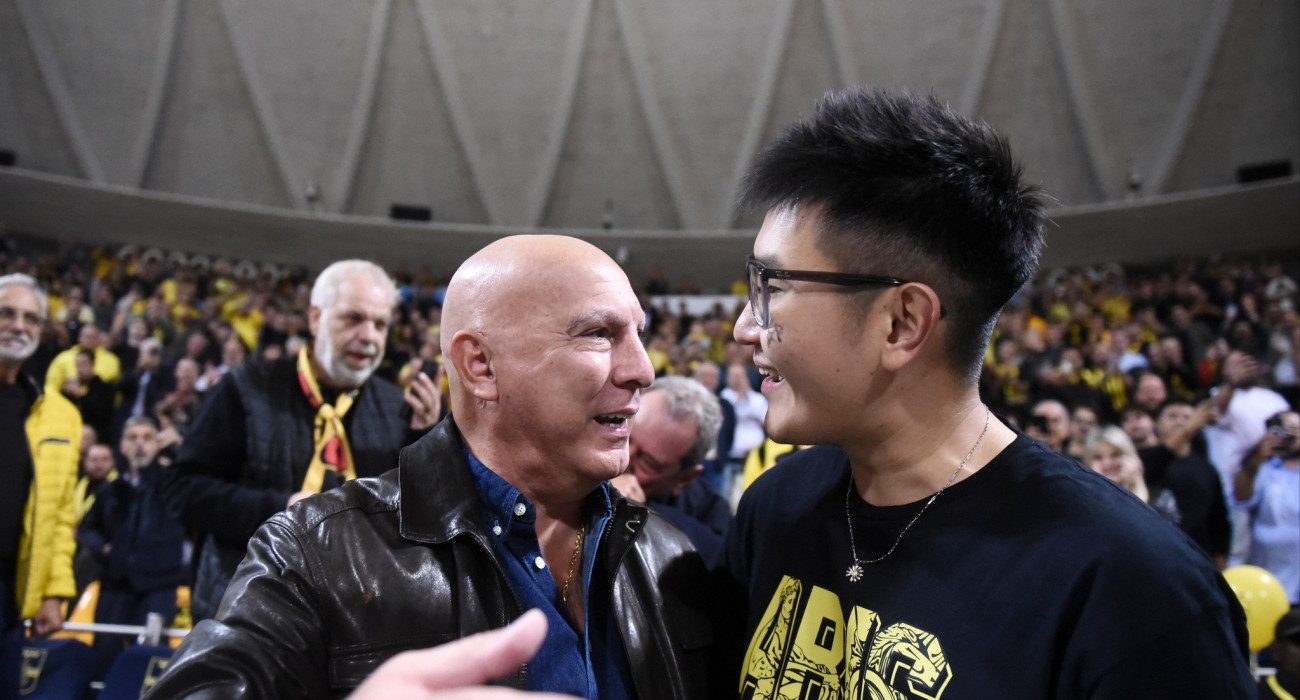 Ο Ρίτσαρντ Σιάο και ο Νίκος Γκάλης στο Αλεξάνδρειο, λίγο πριν το τζάμπολ του Άρη - Αμβούργο / Πηγή: ΙΝΤΙΜΕ