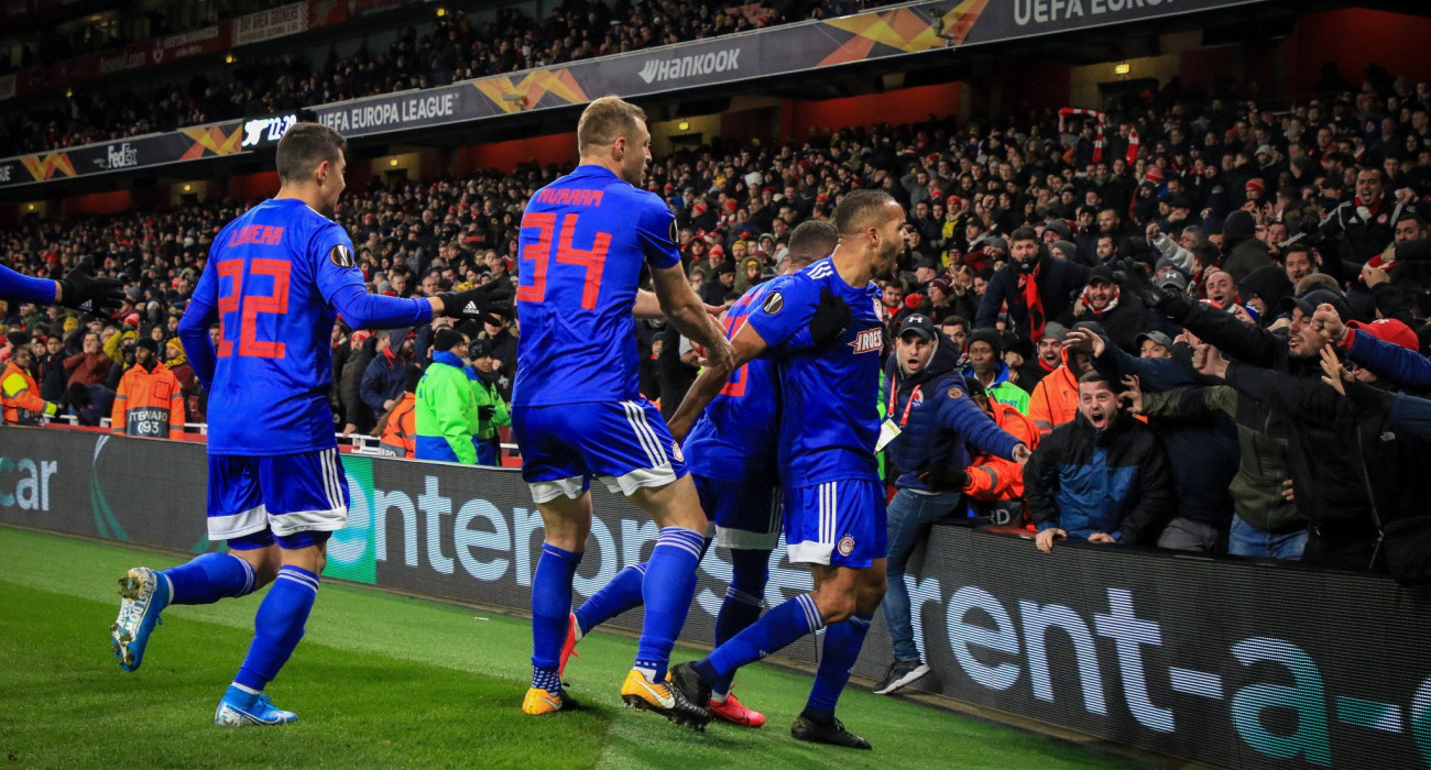 Οι παίκτες του Ολυμπιακού παμηγυρίζουν το γκολ πρόκρισης του Ελ Αραμπί το 2020 κόντρα στην Άρσεναλ / Πηγή: Eurokinissi