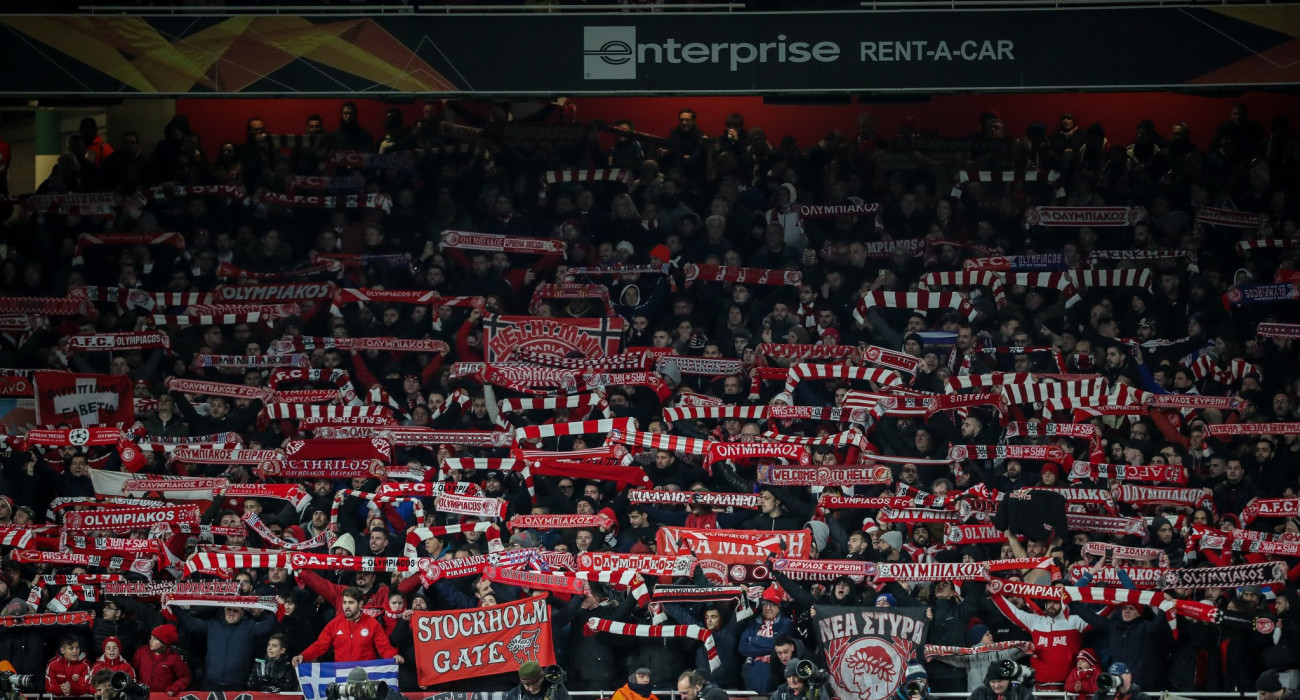Οι φίλοι του Ολυμπιακού στο Emirates / Πηγή: Eurokinissi