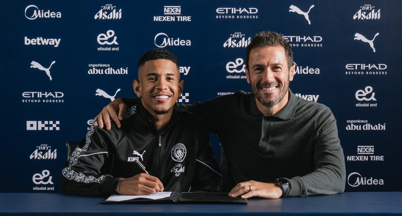 Ο Σαβίνιο μετά την ανανέωση του συμβολαίου του με την Μάντσεστερ Σίτι / Πηγή: Manchester City Facebook