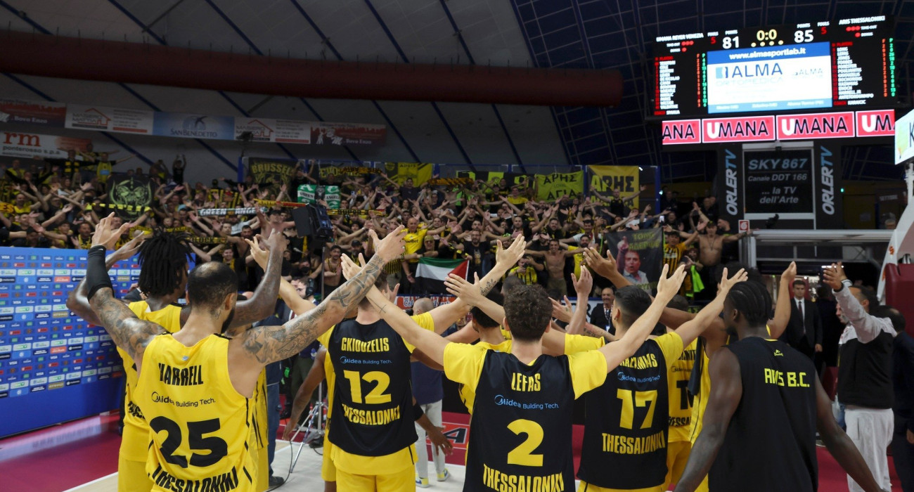 Οι παίκτες του Άρη πανηγυρίζουν τη νίκη στη Βενετία/ Πηγή: arisbc