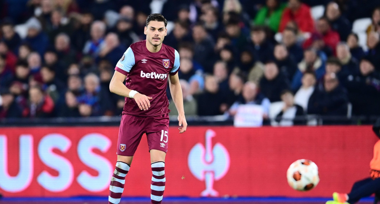 Ο Ντίνος Μαυροπάνος με την φανέλα της Γουέστ Χαμ / Πηγή: Eurokinissi