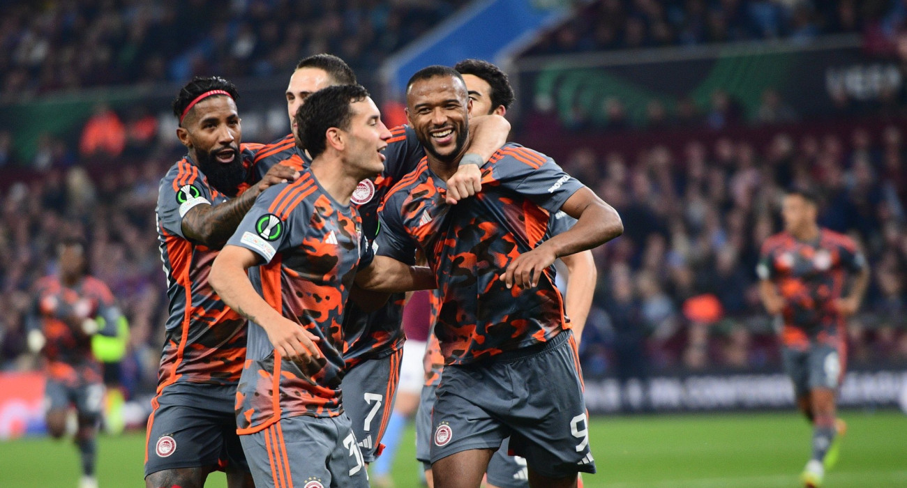 Οι παίκτες του Ολυμπιακού πανηγυρίζουν στο «Βίλα Παρκ» / Πηγή: Eurokinissi