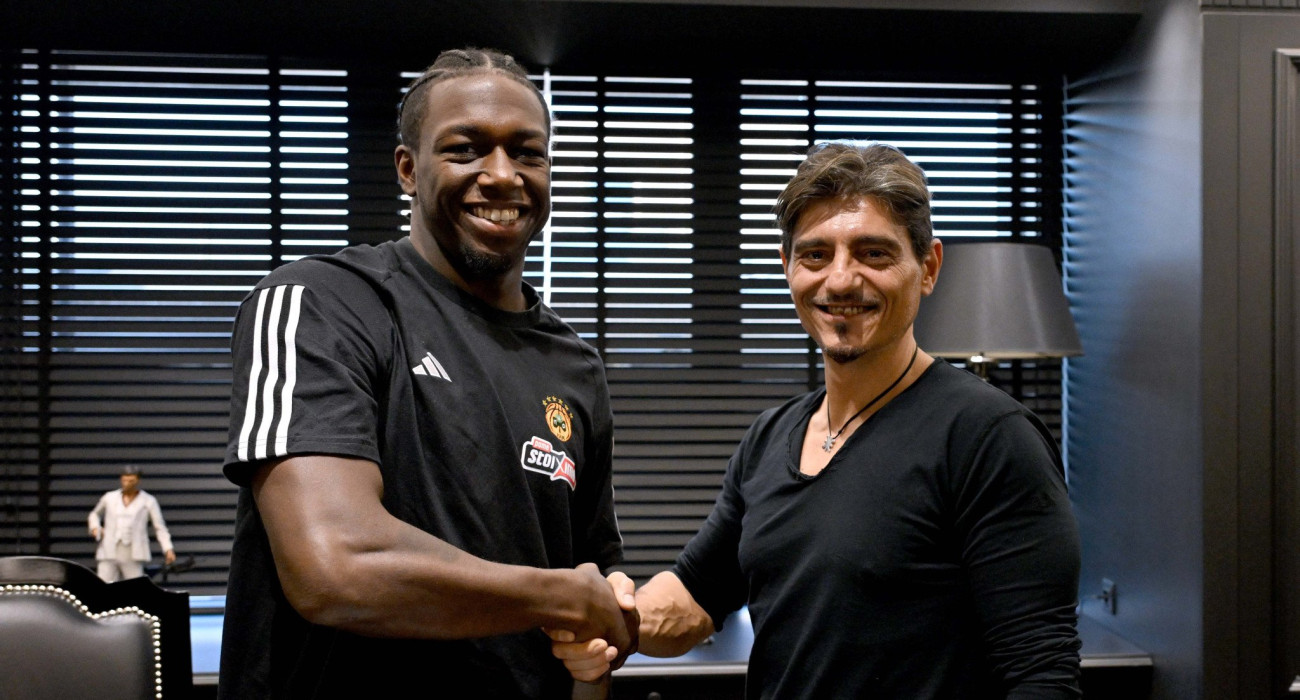 Ο Κέντρικ Ναν και ο Δημήτρης Γιαννακόπουλος κατά την ανανέωση συμβολαίου του Αμερικανού/Πηγή: Eurokinissi