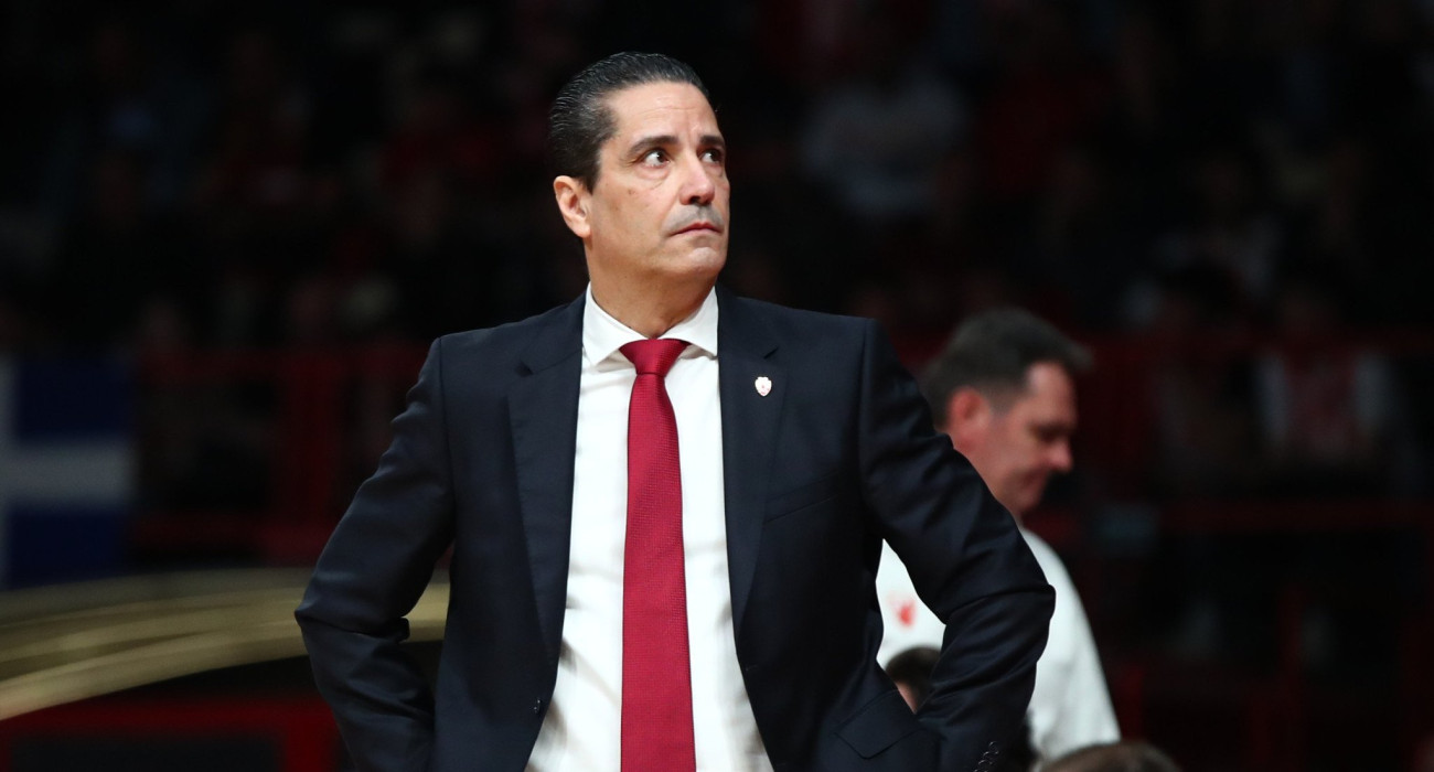 Ο Γιάννης Σφαιρόπουλος στην άκρη του πάγκου του Ερυθρού Αστέρα / Πηγή: Eurokinissi