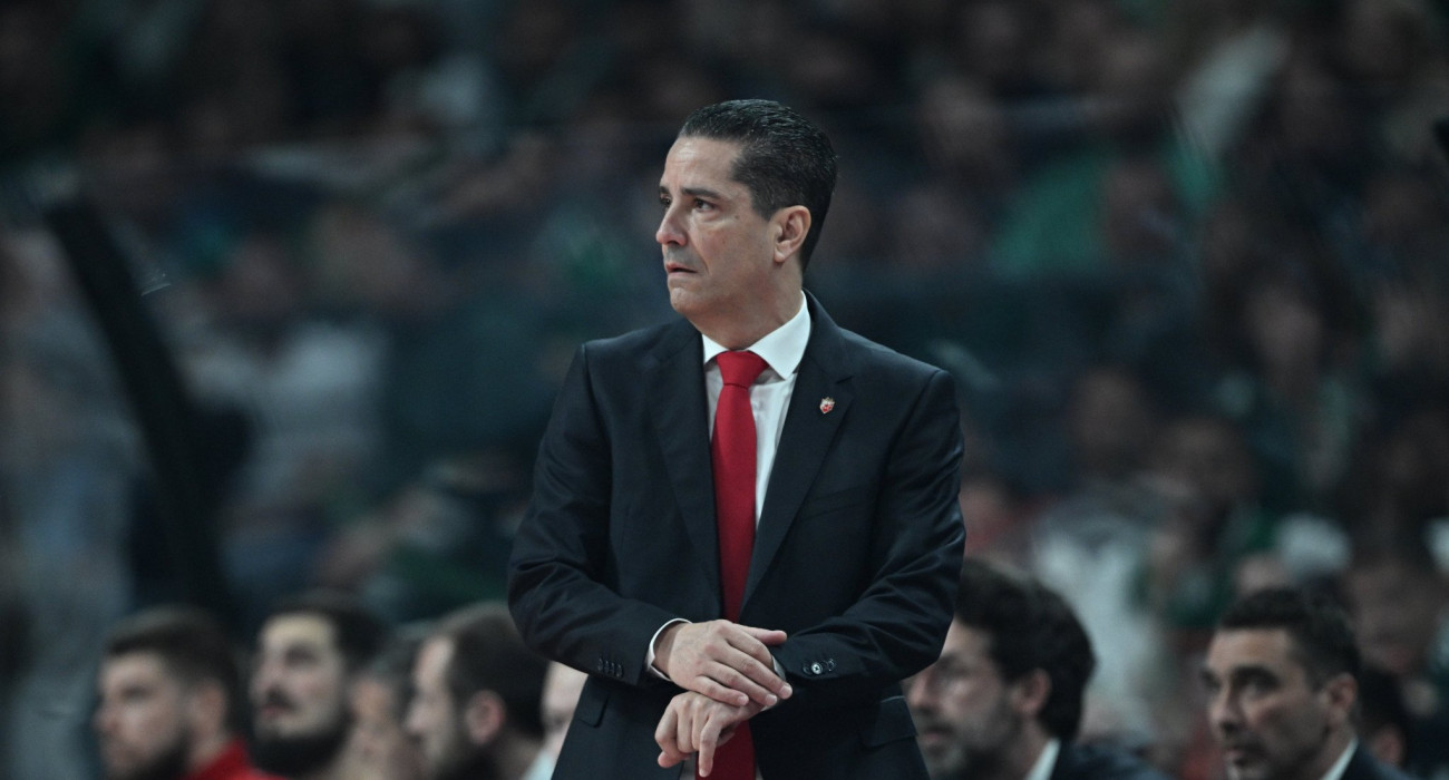 Ο Γιάννης Σφαιρόπουλος στον πάγκο του Ερυθρού Αστέρα/Πηγή: Eurokinissi