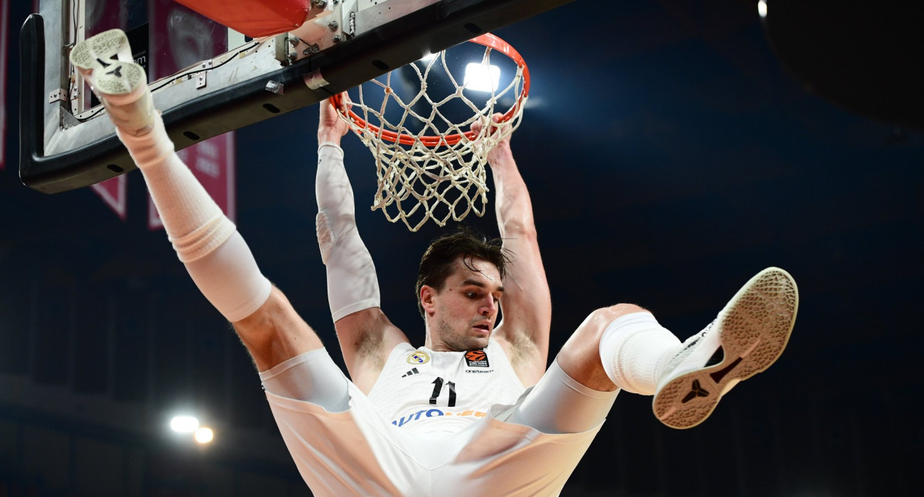 Ο Μάριο Χεζόνια καρφώνει με μανία / Πηγή: Eurokinissi