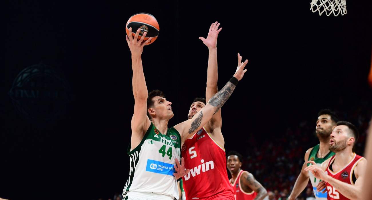 Οι παίκτες του Παναθηναϊκού και του Ολυμπιακού στον περσινό μεταξύ τους αγώνα για την Euroleague, στο Άμπου Ντάμπι / Πηγή: Eurokinissi