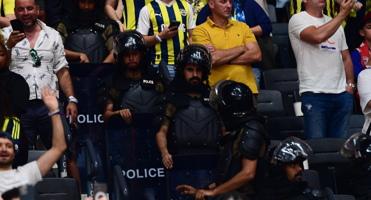 Φίλοι της Φενέρμπαχτσε με αστυνομικές δυνάμεις στο Άμπου Ντάμπι, Πηγή: Eurokinissi