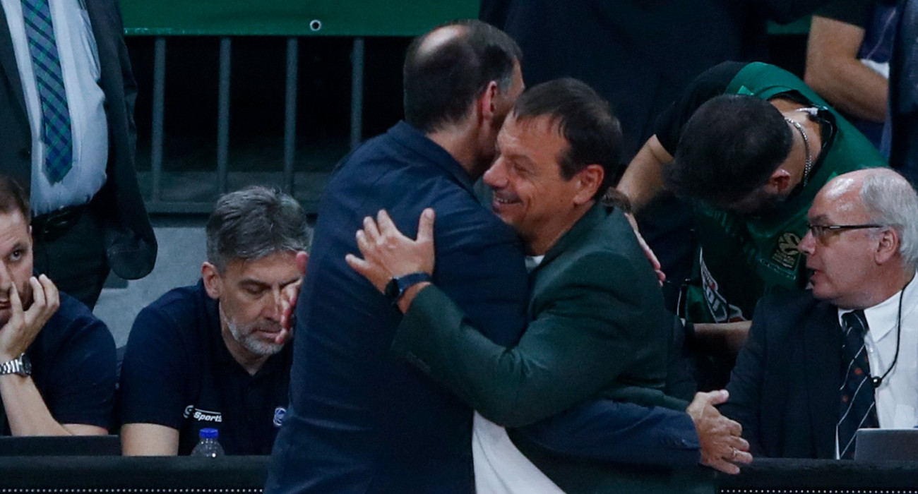 Ο Γιώργος Μπαρτζώκας και ο Εργκίν Αταμάν/Πηγή: Eurokinissi