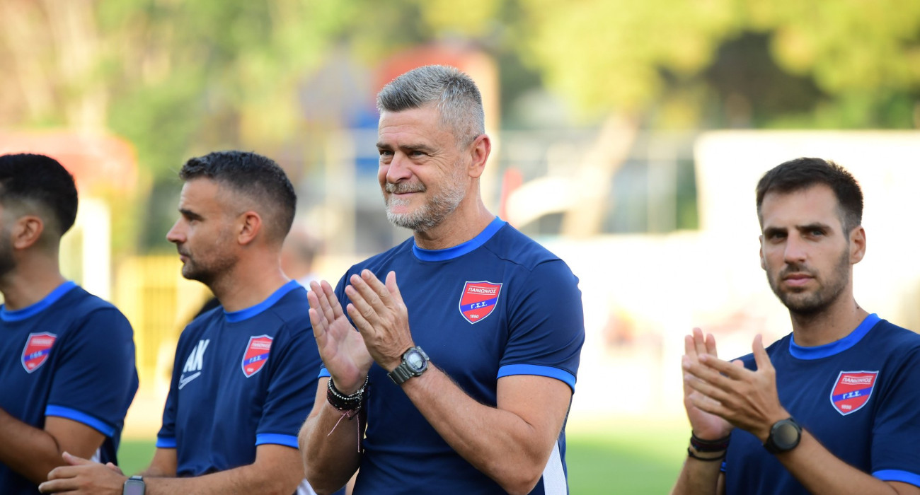 Ο Παύλος Δερμιτζάκης με το επιτελείο του / Πηγή: Eurokinissi