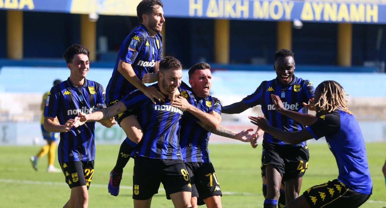 Ο Μορόν πανηγυρίζει το γκολ του με τον Παναιτωλικ΄΄ό/Πηγή: Eurokinissi