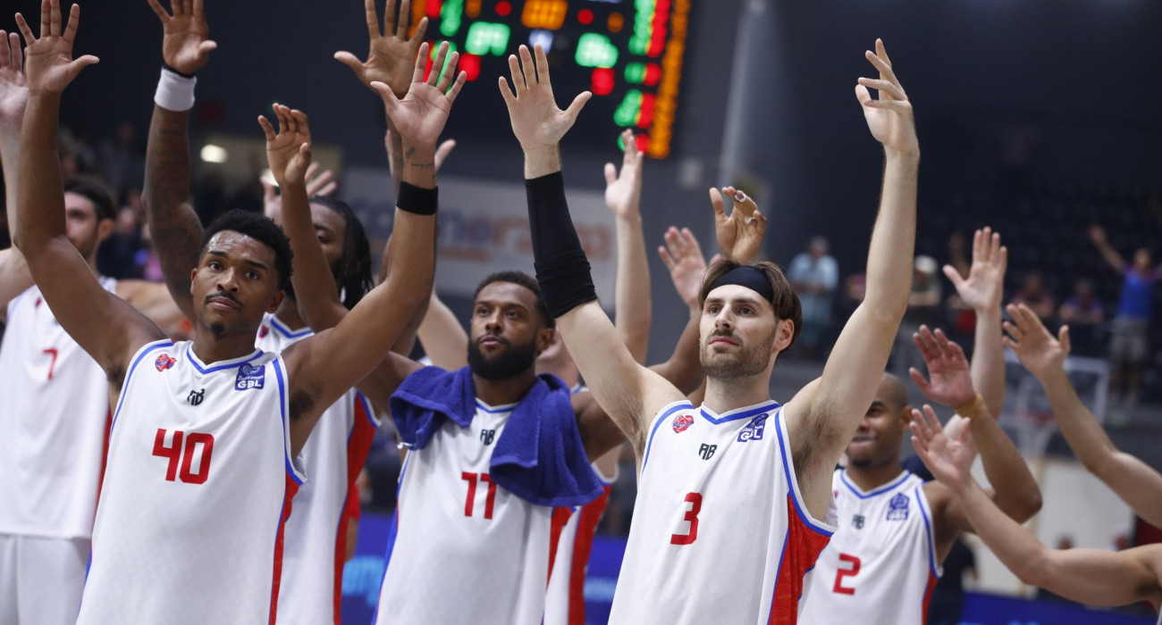 Οι παίκτες του Πανιωνίου τραγουδούν μαζί με τον κόσμο της ομάδας. Πηγή: Eurokinissi