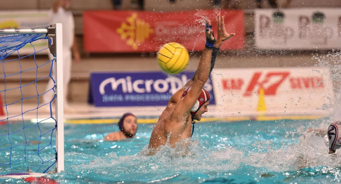 Φάση από τον αγώνα της Βουλιαγμένης με τον γκολκίπερ, Ανδρεάδη / Πηγή: LEN Euro Cup