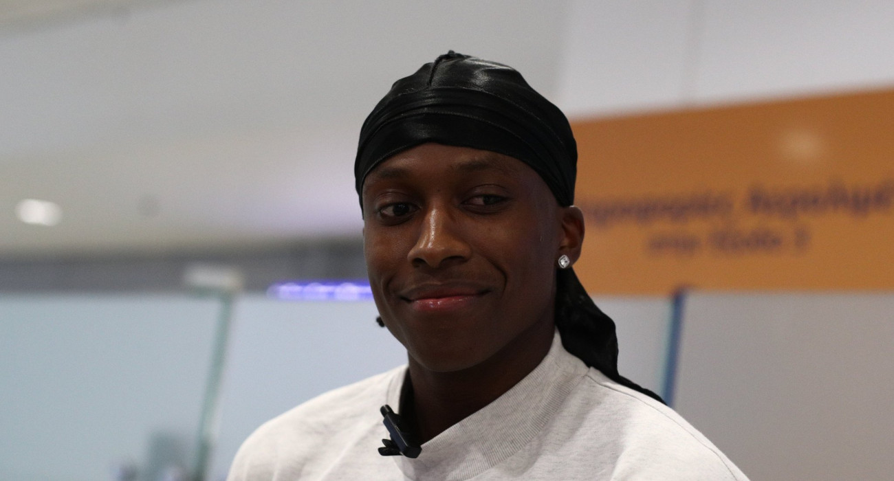 Ο Φρανκ Νιλικινά κατά την άφιξή του στην Αθήνα για τον Ολυμπιακό/Πηγή: Eurokinissi