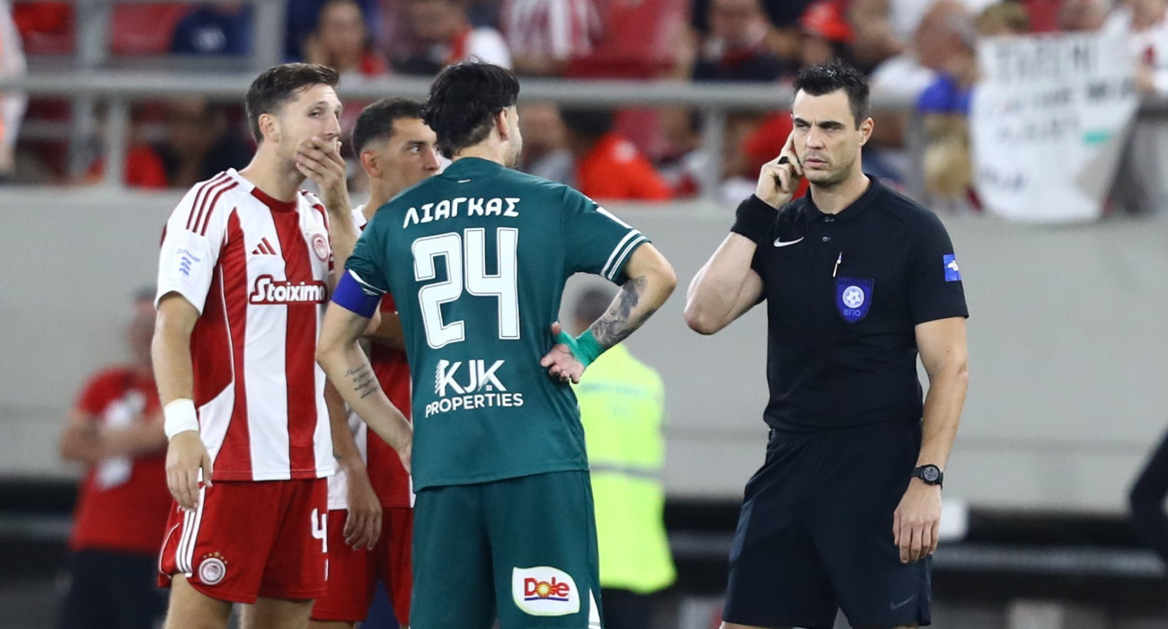 Ο Κατσικογιάννης ενημερώνει τους αρχηγούς των ομάδων για την απόφαση / Πηγή: Eurokinissi