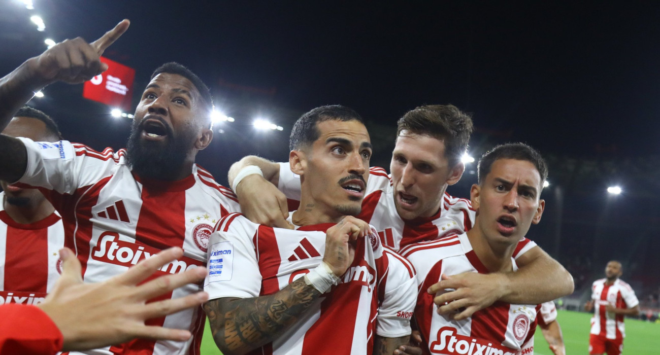 Ο Τσικίνιο πανηγυρίζει το νικηφόρο γκολ μαζί με τους συμπαίκτες του / Πηγή: Eurokinissi