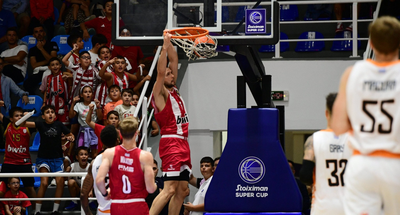 Ο Κώστας Παπανικολάου καρφώνει στο καλάθι του Προμηθέα Πάτρας / Πηγή: Eurokinissi