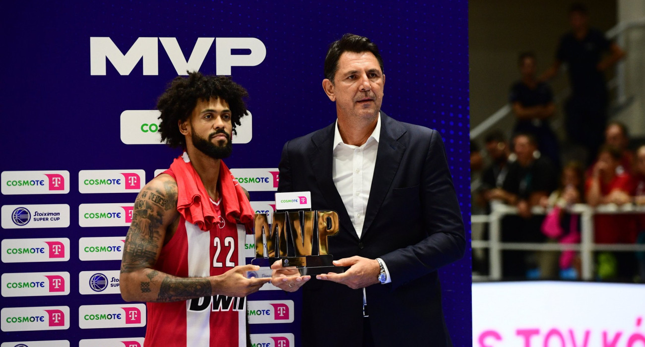 O Ευθύμης Ρεντζιάς δίνει το βραβείο του MVP στον Τάιλερ Ντόρσεϊ / Πηγή: Eurokinissi