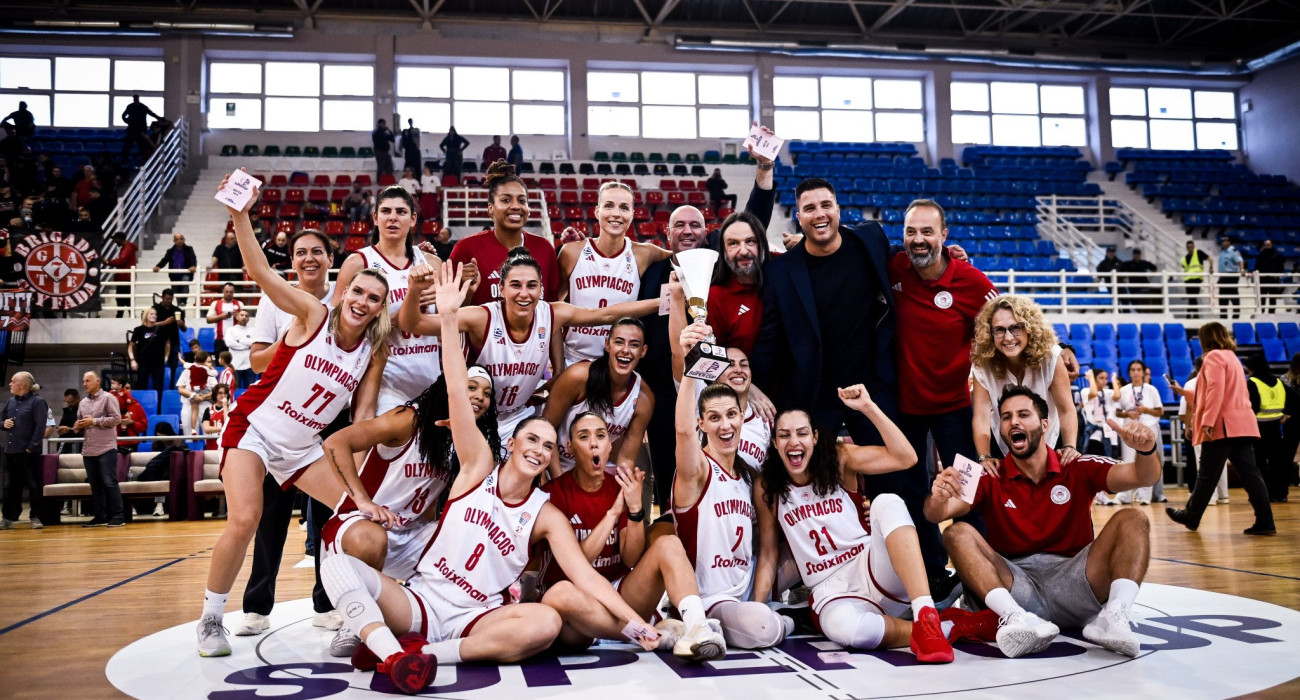 Η ομάδα μπάσκετ Γυναικών του Ολυμπιακού μετά την κατάκτηση του Super Cup 2025  / Πηγή: Eurokinissi
