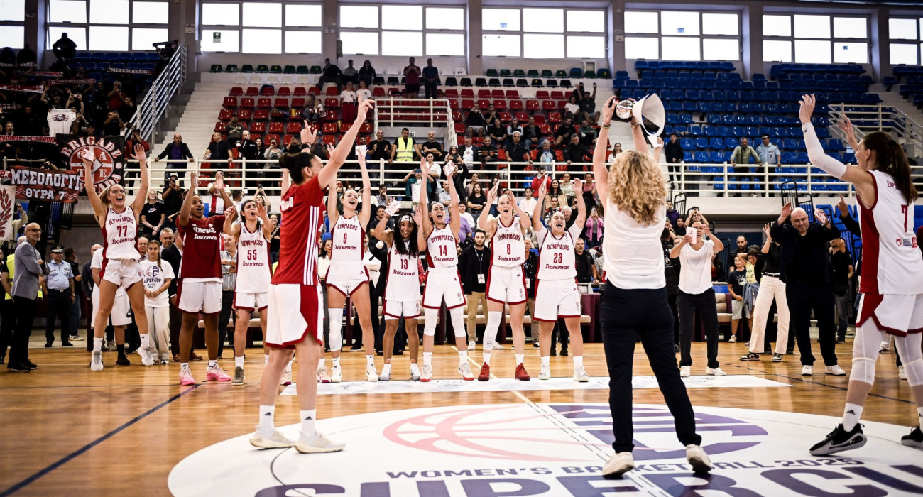 Η ομάδα μπάσκετ Γυναικών του Ολυμπιακού μετά την κατάκτηση του Super Cup 2025  / Πηγή: Eurokinissi
