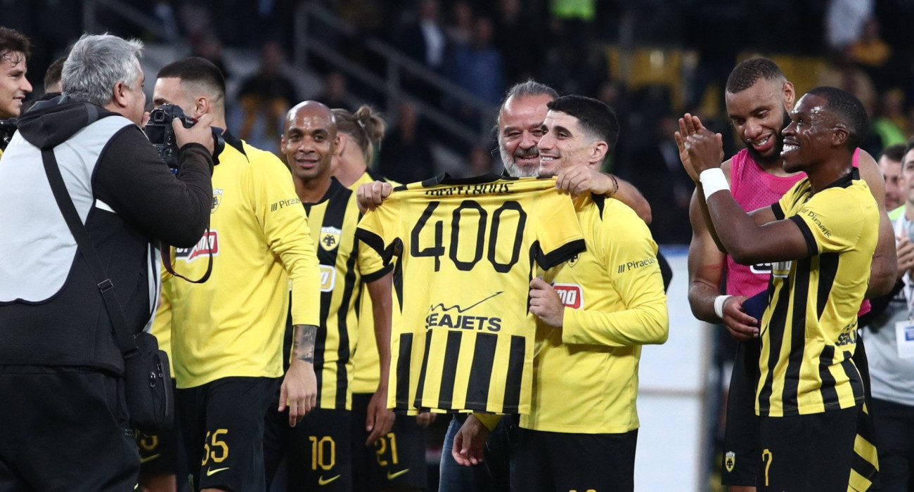 Ο Μάνταλος με τη φανέλα με το «400» μαζί με τον Μάριο Ηλιόπουλο / Πηγή: Eurokinissi