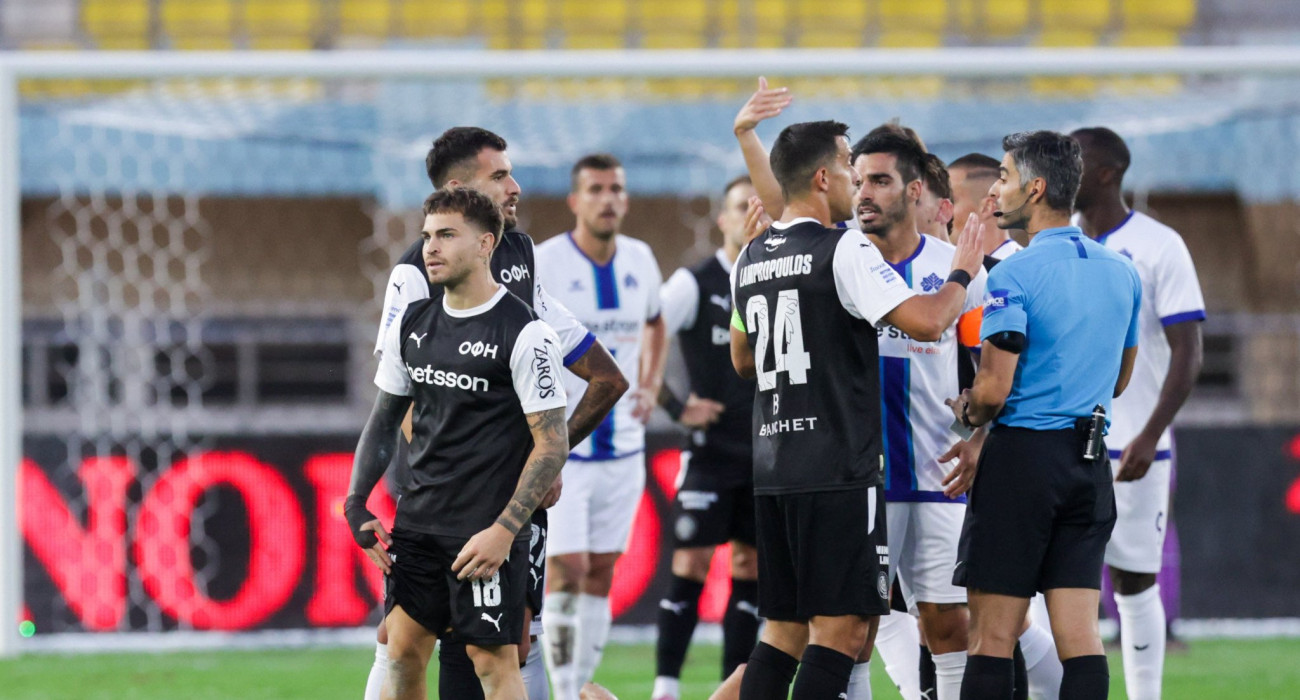 Σύρραξη στο κέντρο του γηπέδου και αποβολή για τον Σενγκέλια / Πηγή: Eurokinissi