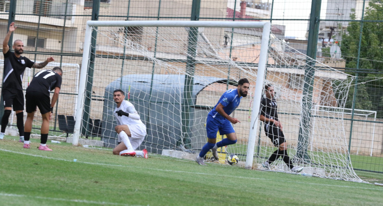 Ο Ελ Καντουσί πανηγυρίζει το γκολ του με την φανέλα της Καβάλας /  Πηγή: Eurokinissi